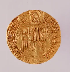 Guldmynt från Spanien: katolikernas kung Ferdinand och Isabella (Ferdinand II av Aragon och Isabella I av Kastilien). 1474-1516 Diam. 2,7 cm Neapel, museo archeologico