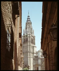 Gotisk konst: utsikt över Cathedrale Sainte Marie (Saint Mary) 1200-1400-talet Toledo, Spanien (Utsikt över klocktornet i katedralen St Mary