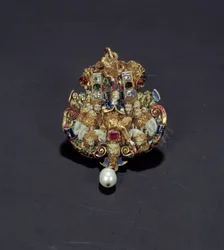 Smycken: diamanthänge, emalj på guldrund, smaragd och pärla som föreställer Daniel i lejongropen. 1550-1600. Från Spanien. Paris, Louvren