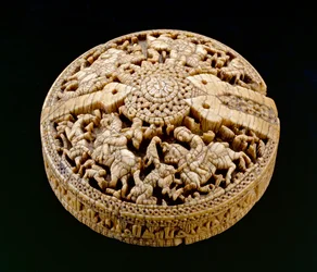 Lock på en behållare dekorerad med fyra jägare och djur, Umayyad-perioden, 998-999 AD (se även 416492)