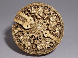 Lock till en behållare dekorerad med fyra jägare och djur, Umayyad-perioden, 998-999 AD (se även 117778)