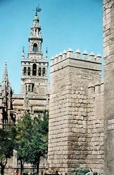 Utsikt över La Giralda-tornet och ett av tornen i Reales Alcazares