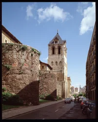 Utsikt över basilikan och romerska murar