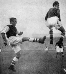 Action från en fotbollsmatch mellan Arsenal och Chelsea, c1936-c1944