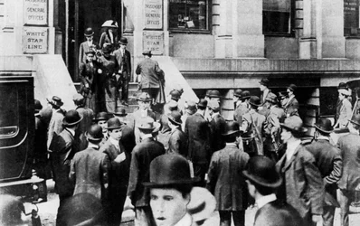 Oroliga folkmassor utanför White Star Lines kontor, 1912 1937