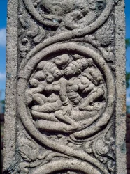 Relief av en pelare av buddhistiskt tempel