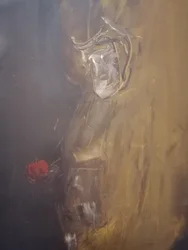 Kontemplativ figur med rött äpple