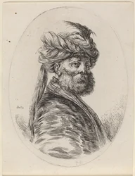 Skäggig mor med fjäderprydd turban och slöja, vänd åt höger