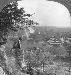 Översikt över Mandalay, Burma, som visar fortmuren, 1908