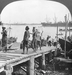Landsteg på Irrawaddyfloden, Rangoon, Burma, 1908