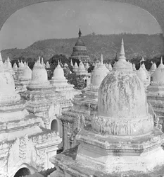 Ser över de 450 pagoderna i Mandalay, Burma, 1908