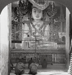 Marmorbuddha i en pagod, Mandalay, Burma, 1908.