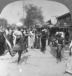 Unga män utför en svärddans, Burma, 1908