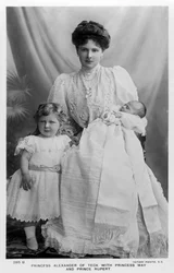 Prinsessan Alexander av Teck med prinsessan May och prins Rupert, c1907.