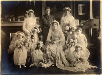 Bröllopsgrupporträtt av Lady Blanche Cavendish och överste Ivan Murray, Guards Chapel, Lansdowne House, 21 april 1919