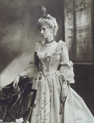 Lady Evelyn Cavendish, senare hertiginna av Devonshire, som dam vid kejsarinnan Maria Theresas hov, hertiginnan av Devonshires diamantjubileumsbal på Devonshire House
