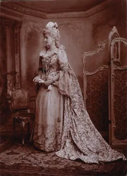 Maud, Marchione of Lansdowne, som Lady Keith, hustru till den brittiska ambassadören vid kejsarinnan Maria Theresas domstol, hertiginnan av Devonshires diamantjubileumsbal i Devonshire House
