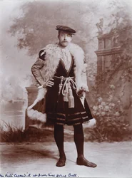 Mr Victor Cavendish, senare 9:e hertig av Devonshire, som ambassadör, efter Holbein-porträttet av Jean de Dinteville, hertiginnan av Devonshires diamantjubileumsbal i Devonshire House