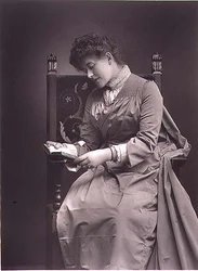 Ellen Terry (1847-1928) porträttfotografi, mitten av 1880-talet (s/v foto)