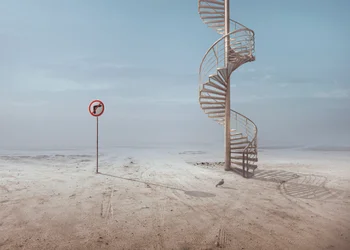 En surrealistisk trappa i öknen