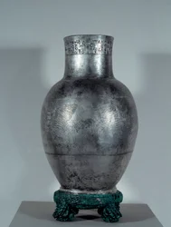 Mesopotamien: Entemena vas i gravsilver med motiv och kilskrift (brorson och andre efterträdare till Eannatum). Sommarperiod (2900-2200 f.Kr.). 2400 f.Kr. Sön 0,35x0,18 m Paris, Louvren