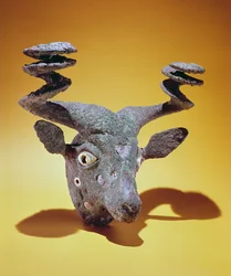 Head of a Bull, från Irak, ca 2000 f.Kr. (brons och skal)
