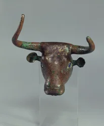 Tjurhuvud med kunglig sumerisk inskrift, beslag för en möbel eller en harpa, från Telloh (forntida Girsu), tidigdynastisk period, omkring 2500-2400 f.Kr.