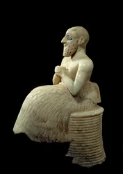 Art Mesopotamia: Staty av intendanten Ebih-il. Skulptur av albaster, skal, lapis-lazuli och skiffer, Omkring 2500 f.Kr. (sumerisk period, cirka 2900-2200 f.Kr.). Från Mari. Höjd: 0,525 m Paris, Louvren.