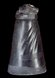 Mesopotamien: nedre halvan av dioritstatyn av Manishtusu (Manishtousu) (2270-2254 f.Kr.), kung av Agade. 2300-2250 F.KR. Från platsen för Susa (Babylon). Sol 0,88 m Paris, Musee du Louvre.