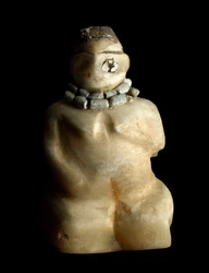 Nedre Mesopotamien, Irak, sumerisk konst: alabasterfigur av en knäböjande kvinna från fyndplatsen Tell es-Sawwan. 3000 f.Kr. Mått: 9,4 cm. Bagdad, Iraks nationalmuseum