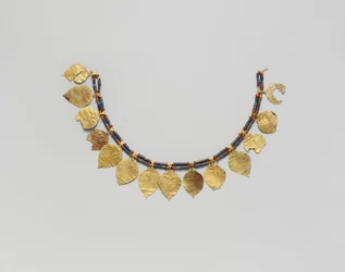 Huvudbonad, ca 2600–2500 f.Kr. (guld, lapis lazuli och karneol)