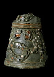 Nedre Mesopotamien, Irak, sumerisk konst: serpentinvas från gudinnan Inannas tempel, fyndplatsen Nippur: skildring av en kamp mellan en lejoninna och en orm. 2600-2500 f.Kr. Höjd 14,2 x diameter 12,5 cm. Bagdad, Iraks nationalmuseum