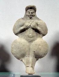 Orientalisk konst: terrakottastatyett av en kvinna som håller sina bröst, sannolik framställning av Ishtar, fruktbarhetens gudinna. Från Susa, Iran. Elamitisk period. 1400-1200-talet f.Kr. Höjd 0,16 m. Louvren.