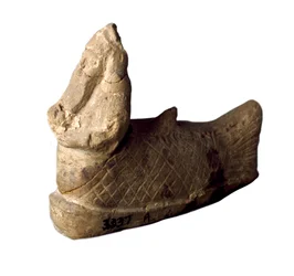Sumerisk civilisation: terrakottastatyett av en skyddsande i form av en fiskmänniska, placerad under ett hus grund. 8:e-7:e århundradet f.Kr. Mått: 12 x 9,7 cm. Bagdad, Iraks nationalmuseum