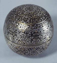 Orientalisk konst: Frule-parfym (brännparfym) eller handvärmare (handvärmare) från Syrien, sent 1400-tal, början av 1500-talet. Kopparlegering hamrad med gravdekor, hål, inlagd med guld, silver och svart pasta. Paris, Louvren