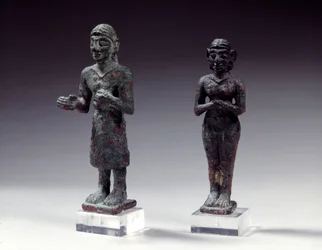 Statyetter av tillbedjare och gudinna i brons, från Syrien 2300-2000 f.Kr. Paris, Louvren