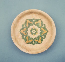 Kinesiskt erbjudandefat, med inskurna linjer för att förhindra att färgen rinner, Tang Dynasty, 618-906 (lergods)