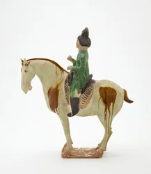 Man till häst, Tangdynastin, ca 700-750 (lergods med bly-silikatglasyr och målade detaljer)