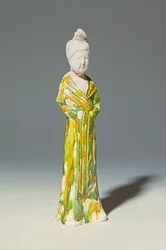 Sancai blek keramikfigur av en stående hovdam, Tangdynastin (keramik)