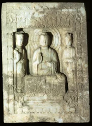 Stele som representerar Buddha omgiven av sina två skötare, 618-907 (kalksten)