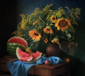 Guldfärgade solrosor och vattenmelon