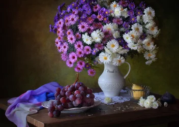 Rustika blommor och druvor