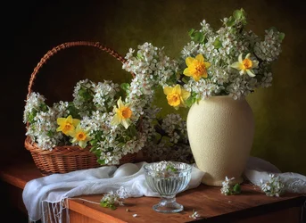 Stilleben med vårblommor