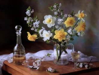 Stilleben med vårnarcisser