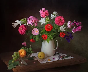 Sommarblommor och frukt