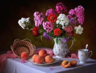 Sommarblommor och persikor