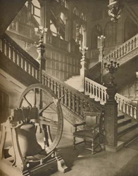 Magnifik trappa av Grocers Hall och den stora flamländska klockan med namnet Martin, c1935.