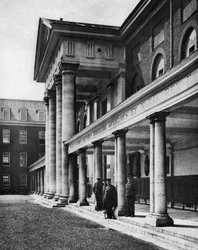 Pensionärer i den stora fyrkanten av Chelsea Royal Hospital, London, 1926-1927.