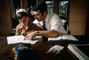 Pojkstudier inför Bar Mitzvah