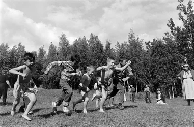 Pojkar i fotbollen under picknick bredvid Matanuska River i Palmer, Alaska